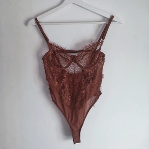 Body - Supersnygg spetsbody från FashionNova i färgen 'copper' 🧡 Endast testad och tyvärr alldeles för liten för mig. Skulle säga att kupan passar för A, alternativt en liten B.🌺Verkligen den perfekta bodyn för fest, sitter jättevacker på kroppen.🔥                                                                   OBS: ifall ni är flera som visar intresse sker budgivning!                                                                                                                          Skriv om ni har några frågor eller önskar fler bilder📸