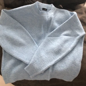 Blå stickad tröja - Sjukt fin blå stickad tröja, passar perfekt till våren/sommaren. Frakt ingår i priset!