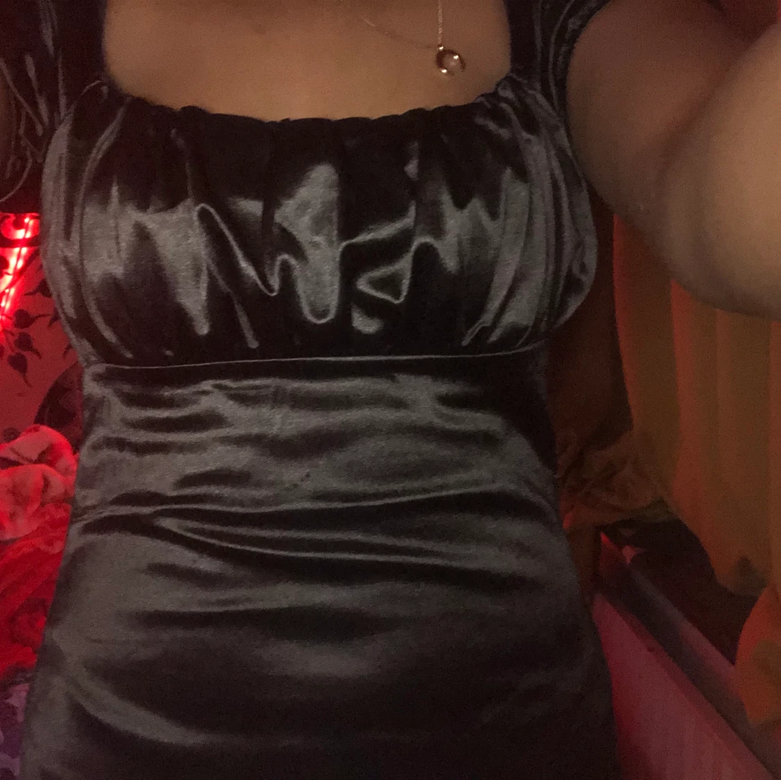 Brun svart satin klänning - 90