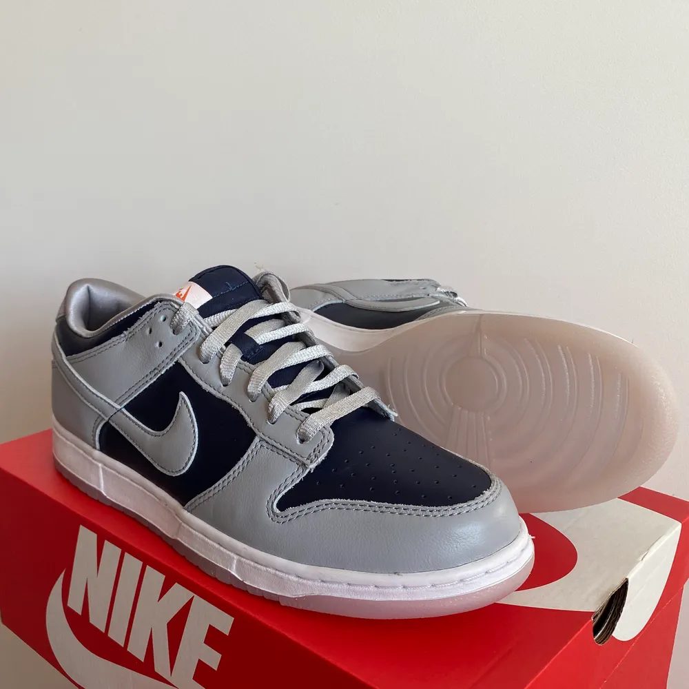 Nike Dunk Low College Navy Grey (W). Brand new. US 12W & 5W/ EU 43/44 & 35.5. 2000kr (12W/43-44) & 2200kr (5W/35.5). Meet up in Stockholm available. No trade/exchange.. Skor.