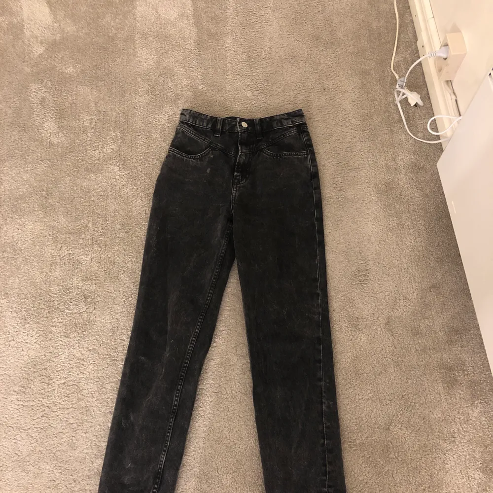 Svarta mom jeans från hm nästan aldrig använda🥰. Jeans & Byxor.