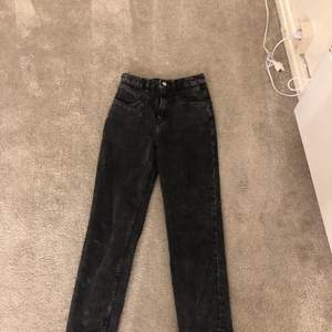 Svarta mom jeans från hm nästan aldrig använda🥰