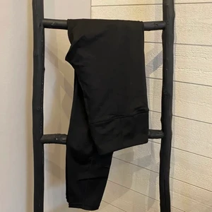 Träningstights - Svarta helt vanliga träningsbyxor. Super sköna men e tyvärr för stora för mig. 