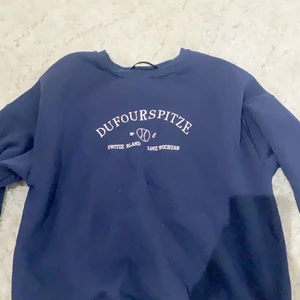 Sweatshirt St M - Säljer denna snygga sweatshirten då den inte kommer till användning längre. 