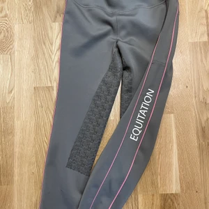 Gråa ridbyxor - Fina gråa ridthigts med rosa detaljer från Horze, knappt använda. Ficka på baksidan. Storlek 44💕 köparen står för 🚚 frakt. 