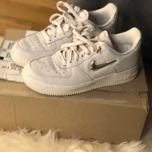 nike air force 1 ’07 PRM LX - säljer mina nike air force 1 premium då jag bytt stil o jag behöver pengar. använda två gånger så lite smuts men inget som inte går bort. de är i äkta läder o har guld detaljer. storlek 7.5 (38.5) nypris va över 1500 plus frakt o tull🥲 men säljer för 250