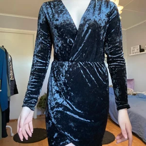 Svart klänning  - Använd några gånger men inget som syns. Frakten ingår i priset.