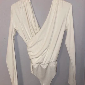 Vit body  - En vit string body som har använts ett fåtal gånger. Frakten ingår i priset!