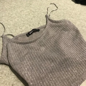Silvrig topp XS - En silvrig grå topp i XS som är superfin och passar perfekt till sommaren 💕