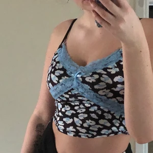 Svart leopard linne - Ett leopardmönstrat linne, använd 3 gånger men är som i nyskick. Sitter tajt. Säljes pga att den tyvärr inte kommer till användning. Priset ligger på 70kr men ifall flera är intresserade så blir det budgivning. Observera att frakten inte ingår i priset och att du som köpare står för frakten.