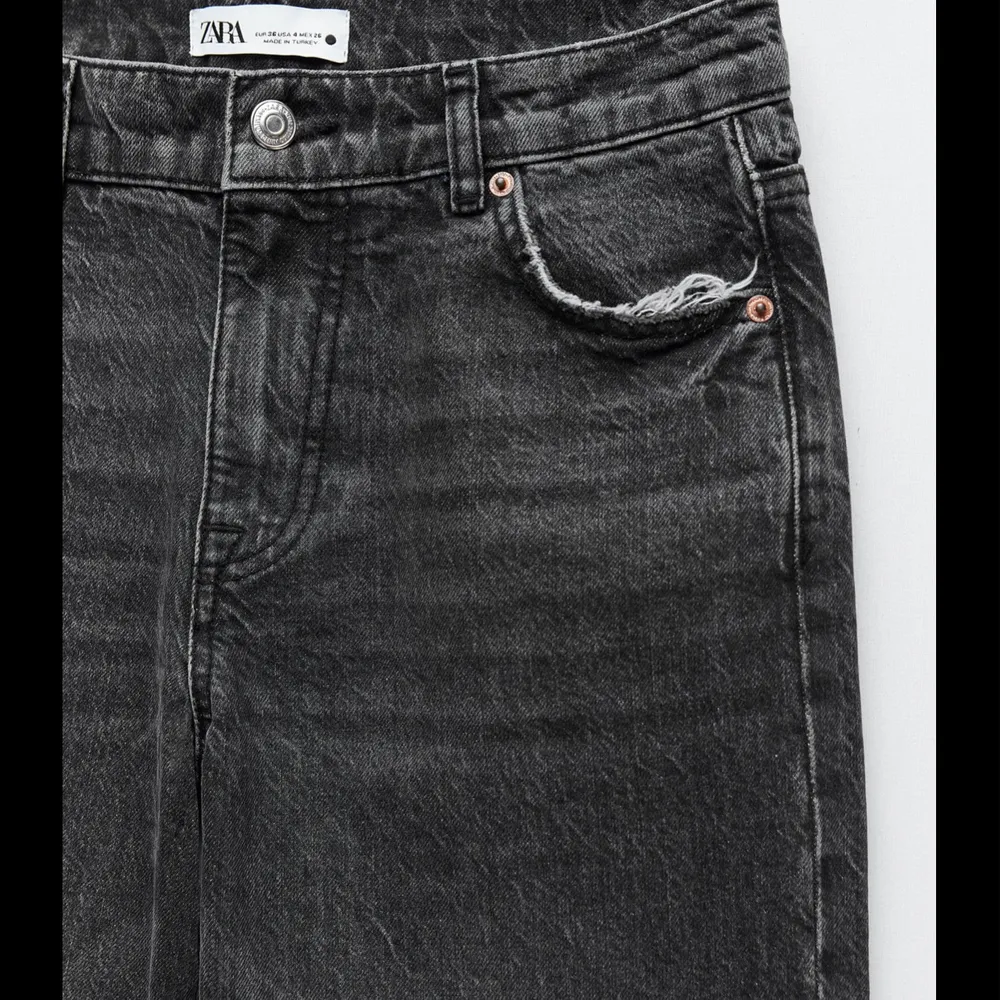 Säljer dessa snygga jeans från Zara som är helt slutsålda i storlek 38. Har klippt av dom så att de skulle vara lagomt långa för mig som är 165cm. Egna bilder kan fixas.. Jeans & Byxor.