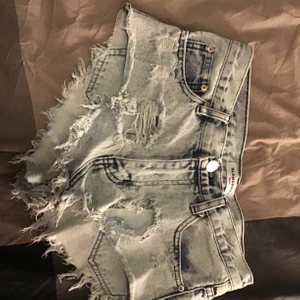 Jeans shorts  - Jeans shorts med hål
