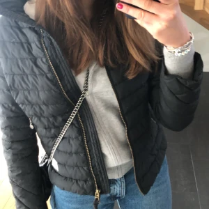 Odd Molly Jacka Downfall - Så snygg jacka som är kort i modellen. Jätte fint skick!! Passar till allt och fungerar på hösten, vintern och våren!! Passar XS/X. Nypris: 1300kr