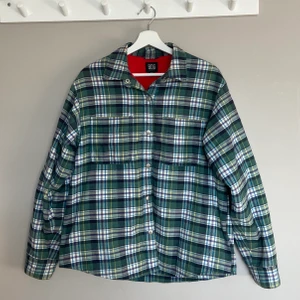 Jacka från Urban Outfitters i S  - Nu säljer jag min kära jacka från Urban Outfitters eftersom jag tyvärr inte använder den så mycket längre. Köpt för cirka 1 år sedan ✌🏼