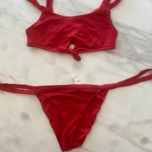 Röd bikini - Från calzedonia. Knyt på sidorna på underdelen