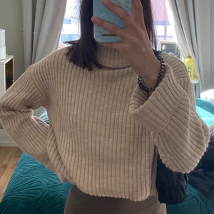 Stickad tröja m polokrage 💕🕺 - Säljer nu min favvo tröja från nakd, jätte bra skick och frakten ingår 💕💕