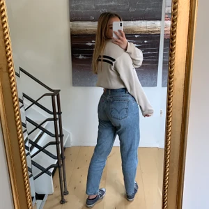 Levis jeans - Vintage Levis i modellen 550 köpta på second hand i Köpenhamn. Väldigt bekväma och passar S-M beroende på önska passform! Det står W28 lenght S på dem!