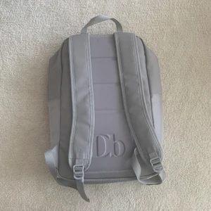 Douchebag The Scholar - En ryggsäck från Douchebag i modellen The Scholar, riktigt skön att använda och rymmer mycket. Den är välanvänd och har tecken på just detta. Den är lite smutsig på undersidan (bild 3) och en söm har gått upp vid ena facket, syns knappt dock. Men inga större skador alls. Frakt ingår. 