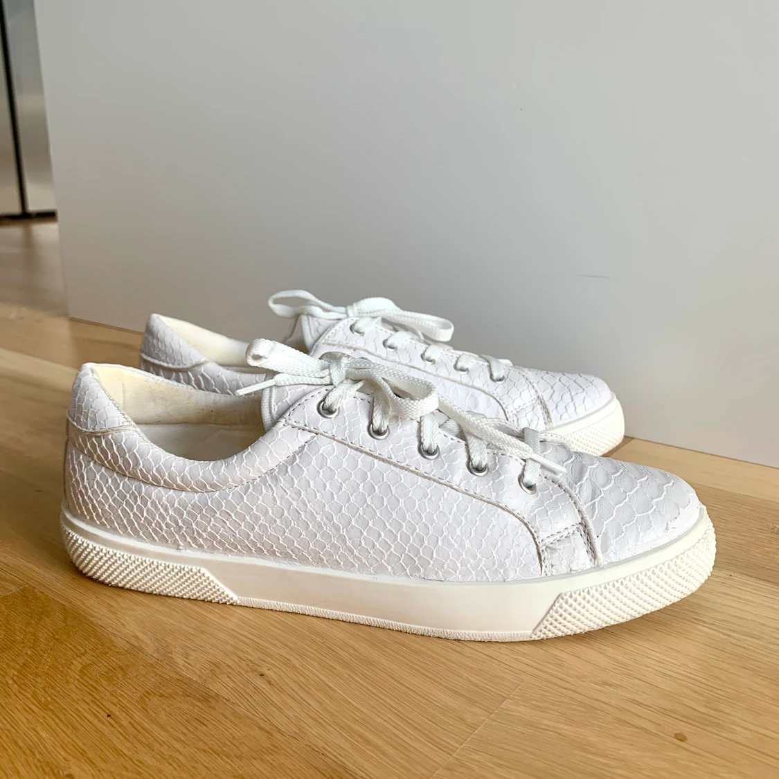 Vita/ljusgrå sneakers/ nyskick/ storlek 40 - 91