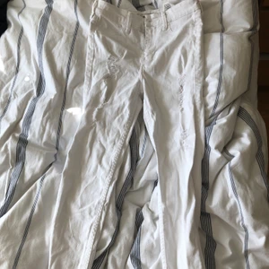 Ankelkorta jeans, Hollister - Vita jeans med slitningar, korta i vaderna. Bra skick