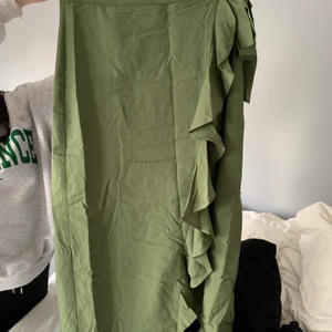 Kjol nakd - Snygg och populär långkjol från nakd kollektion AFJXnakd. Använd ett fåtal gånger och ser ut som ny. Storlek 38 jag skulle säga att den passar S-L. 