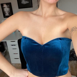 Bandeau/korsett - Sammetsblå bandeau i rejält material från bikbok i storlek L men passar även en M