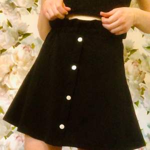 En söt svart kjol med silvriga knappar🌟 köparen står för frakt. Swish betalning.