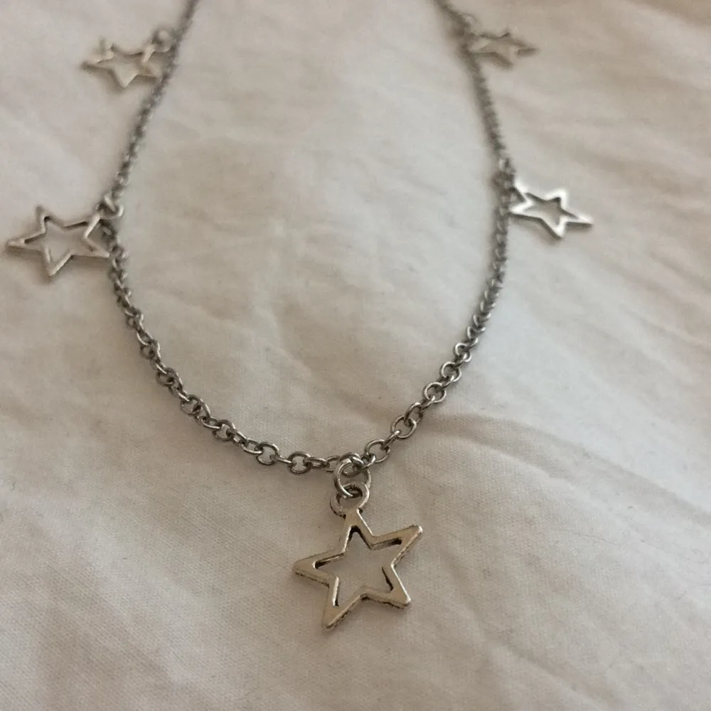 Gör sånna fina halsband med stjärnor! Har mycket mer i min profil kolla in💜 kolla min insta: @moore_label . Accessoarer.