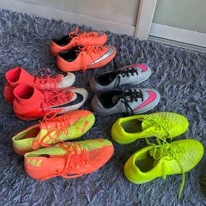 Fotbollsskor - Intressekoll på fotbollsskor? Limegröna Nike futsal: strl 39, gråa/rosa nike futsal: strl36.5, coralfärgade Nike konstgrässkor:strl 36.5, rosa/vita Nike grässkor strl:39, limegrön/rosa puma grässkor: strl 39