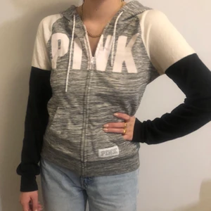 PINK zip hoodie - Skitsnygg Victoria’s secret PINK zip hoodie i lite tunnare material perfekt nu till våren, originellt plagg köpt i butiken i London och tröjan är i gott skick, jag på bilden är en storlek S så den funkar på många storlekar. Bara att höra av sig vid frågor!