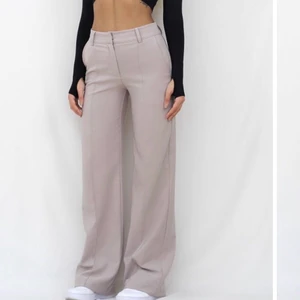 Kostymbyxor  - Populära kostymbyxor ifrån venderbys i storlek S. Köpte för ca 600kr men säljs för 400kr. Slutsålda på hemsidan just nu. Nyskick