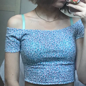 Blommig magtröja - En croppad magtröja i blommigt mönster och jättesnygg rygg🌸 i fint skick! Står att det är XS men skulle säga att det är S.