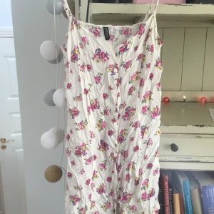 Sommrig klänning - Liten klänning från H&M, använd en gång så är i bra skick, jättefin till sommaren!! Kan mötas upp i Lund