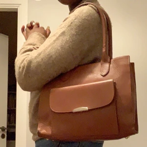 Brun handväska från Don Donna - En fin liten brun handväska från Don Donna. De är lite sliten runt kanter men om man undrar för fler bilder är det bara att höra av sig :)