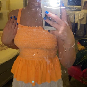 Jättegullig orange sommartopp ZARA - Superfint linne med stretch som formas efter kroppen, säljer då den blivit för liten! vid flera intresserade, buda från 80kr eller köp direkt för 120kr, pris kan diskuteras💖💖BRA SKICK då den aldrig är använd endast testad!
