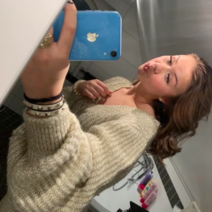 Stickad klänning - Guld/ champagnefärgad stickad klänning från asos. Finaste och gosigaste klänningen! V-ringning framtill och ballongärmar. Köpt för över 500, säljer för 200kr. Storlek 38 men passar mindre och större beroende på hur man vill den ska sitta ❤️