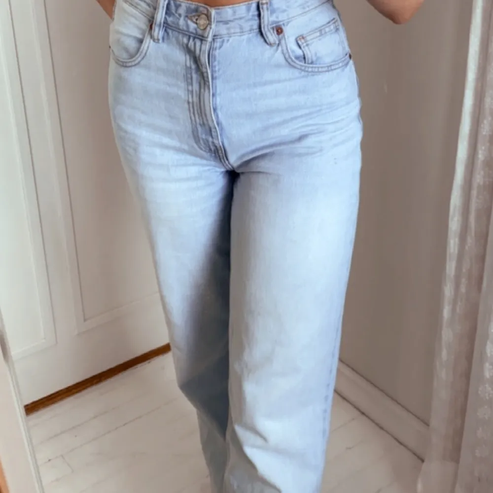 Säljer mina superfina zara jeans full length, dom är knappt använda och säljer för att jag har så många liknande. Jag är runt 174 och dom går ner till marken, går att klippa för er som behöver kortare! 💕🦋. Jeans & Byxor.