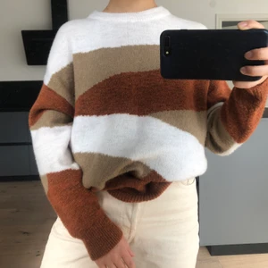 Stickad tröja - Stickad tröja i storlek S, använd några få gånger. Sitter lite oversized. FRAKT INGÅR I PRISET 🌼