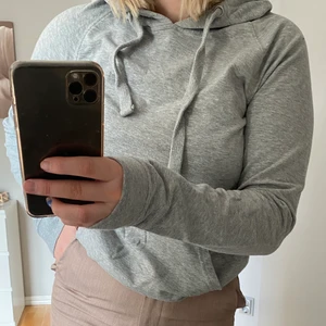 Grå hoodie  - Säljer en grå hoodie från crocker som inte används längre. Den är i storlek XS och säljs för 70kr+frakt