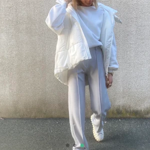 Vit väst zara - Inte mina bilder❤️ säljer min vita oversize väst från zara som är slutsåld