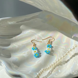 egentillverkade örhängen  - Söta egentillverkade örhängen. 🤍                       Säljer för 35 + 12kr i frakt!                                       