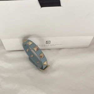Valentinoarmband  - Blått armband från valentino köpt på ni, men inte lyckats hitta kvittot än! Fint skick. Guldiga nitar