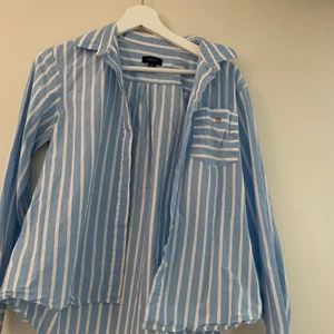 Gant skjorta - Fint skick. Använd fåtal gånger. Storlek: 170. Nypris: 800kr