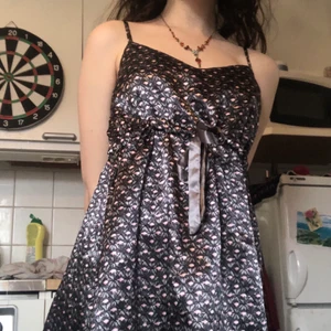 söt sidenklänning🌠 - nätt liten klänning som passar bra till diverse festligheter💖 lite 90tals känsla med knytning under bysten, en liten kortare modell med ett skönt material och fin passform💍.   (frakt tillkommer🦡)