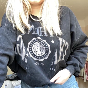 Collage tröja  - Cool tröja med collage tryck! Frakt ingår i priset ❤️  