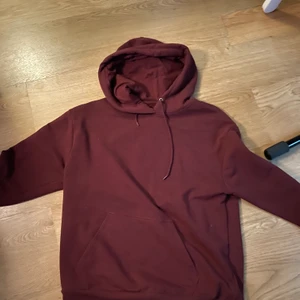 Vinröd Hoodie - Hoodien är lite tunnare i materialet. Säljer den för att jag köpte en ny✨