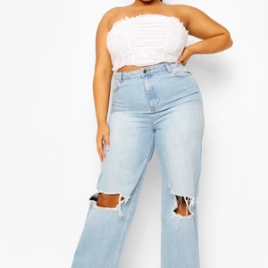 Plus size jeans med vida ben🤍 - Plus size jeans från Boohoo med slitningar i knäna. Aldrig använda, prislappen sitter fortfarande kvar. Supersnygga, men för stora för mig🤍 