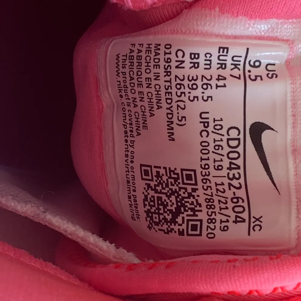 Säljer dessa Nike tennisskor helt oanvända i storlek 41.💕      Köpta för 1700 och säljer för 1000kr.. Skor.