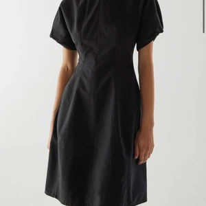 Puff klänning från COS - Sååå fin klänning från COS! Superfin kvalite och helt oanvänd. Säljer pga lite för liten. Nypris 790 kr!