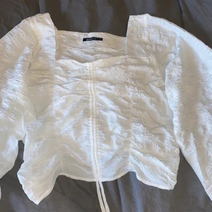 Vit solange topp - Jag säljer nu min vita solange topp från ginatricot. Den är aldrig använd, endast provad. Storlek 42 men den är mer som en 40. Det går att justera den fram så man kan ha den hur kort man vill. Ny pris 349kr